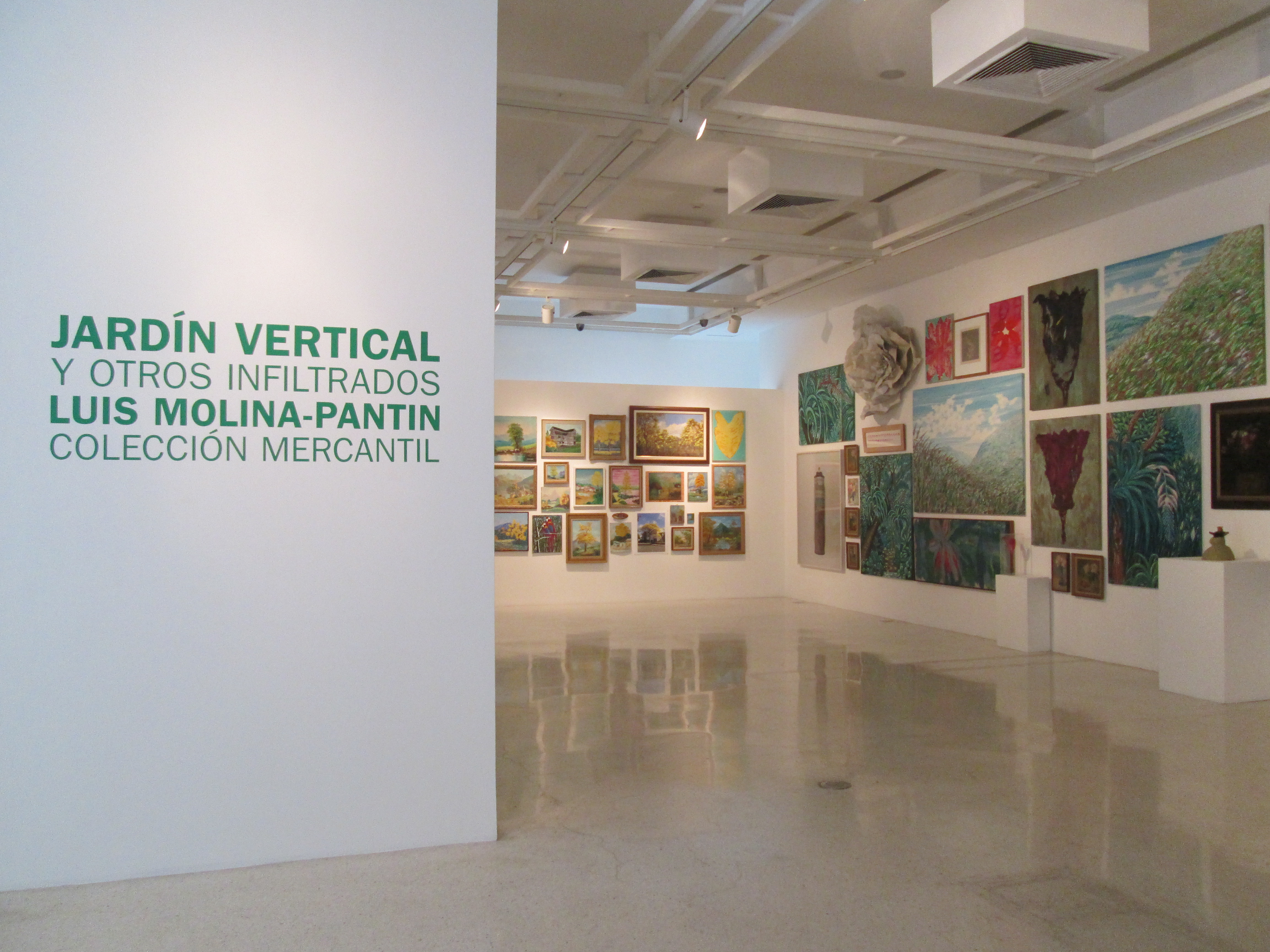 Raíces en las paredes, Jardín Vertical y otros infiltrados se muestra en Espacio Mercantil Raíces en las paredes, Jardín Vertical y otros infiltrados se muestra en Espacio Mercantil