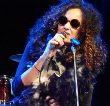 Biella Da Costa, la vocalista de jazz, rock, blues y música latina