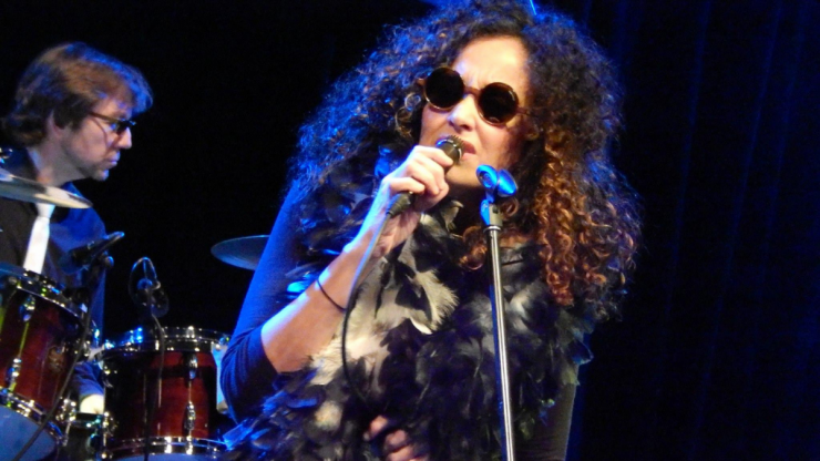 Biella Da Costa, la vocalista de jazz, rock, blues y música latina