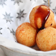 Los buñuelos de yuca, tradición de la dulcería venezolana