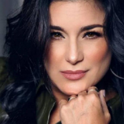 Karina, la cantante venezolana conocida como La Voz