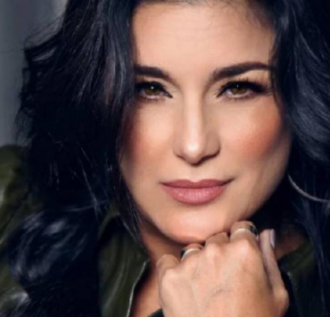 Karina, la cantante venezolana conocida como La Voz