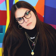 Flavia Rainone, fuerza visual y colores vibrantes